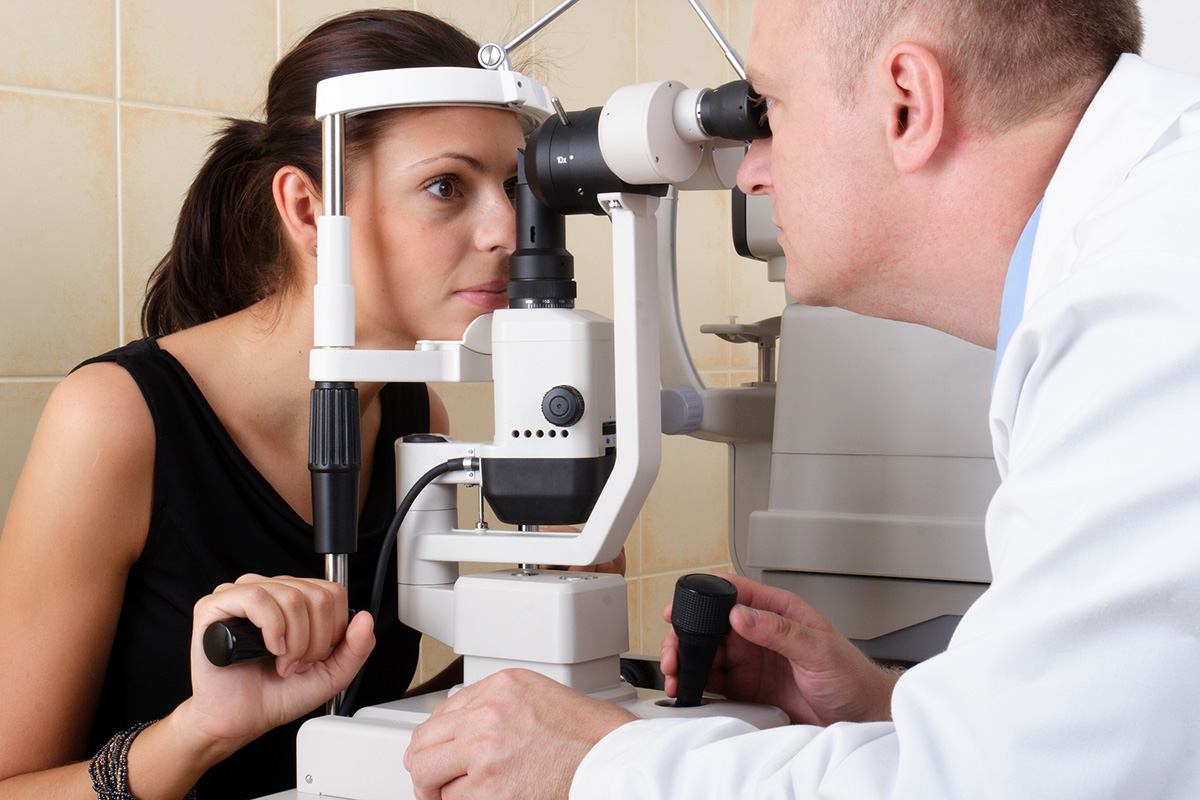 Pred vsako operacijo je potreben temeljit pregled oči, predvsem očesnega ozadja. 