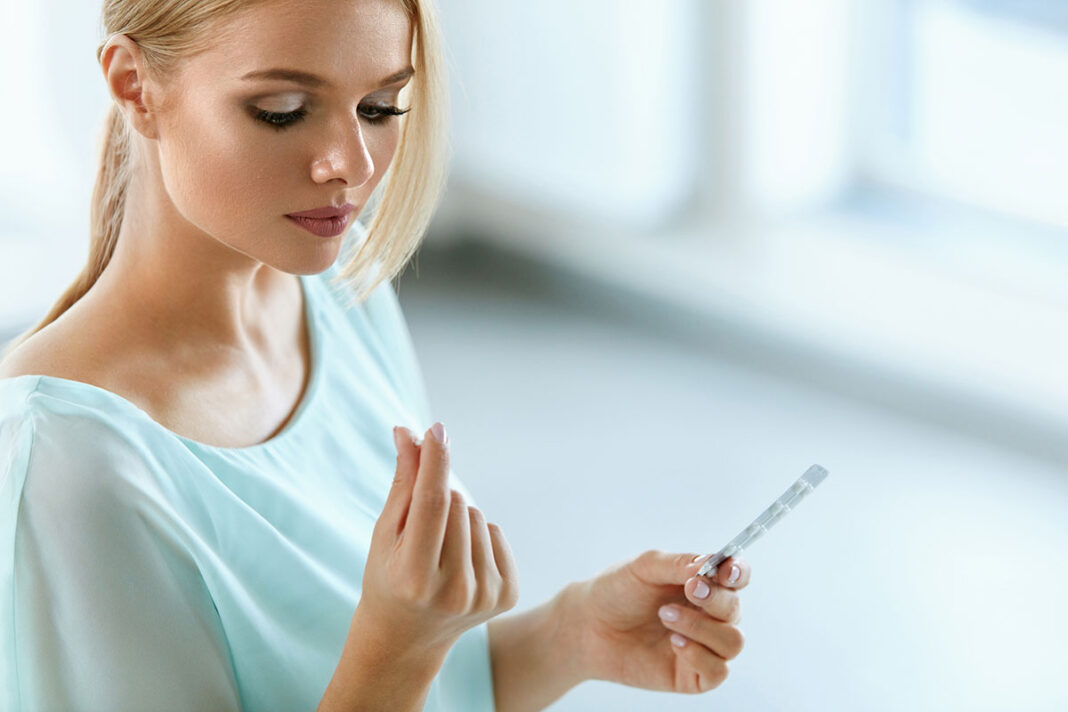 Kontracepcijske tabletke lahko tveganje za depresijo povečajo